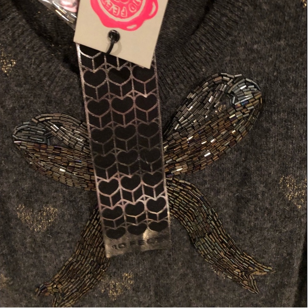 Large 10 FEET DESIGNER GORGEOUS DETAIL GRAY SWEATER W/ GOLD HEARTS - Picture 6 of 9